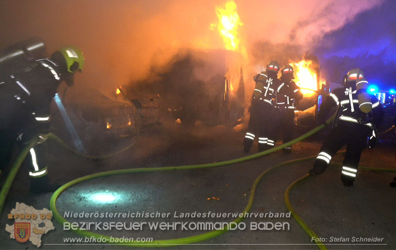 20260404_Mehrere Fahrzeuge auf einem Firmenareal in Traiskirchen-Möllersdorf in Brand geraten Foto: Stefan Schneider BFKDO BADEN 20260404_Mehrere Fahrzeuge auf einem Firmenareal in Traiskirchen-Möllersdorf in Brand geraten Foto: Stefan Schneider BFKDO BADEN