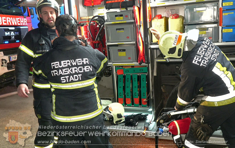 20260404_Mehrere Fahrzeuge auf einem Firmenareal in Traiskirchen-Möllersdorf in Brand geraten Foto: Stefan Schneider BFKDO BADEN 20260404_Mehrere Fahrzeuge auf einem Firmenareal in Traiskirchen-Möllersdorf in Brand geraten Foto: Stefan Schneider BFKDO BADEN