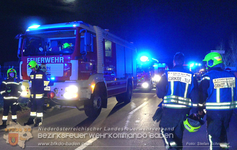 20260404_Mehrere Fahrzeuge auf einem Firmenareal in Traiskirchen-Möllersdorf in Brand geraten Foto: Stefan Schneider BFKDO BADEN 20260404_Mehrere Fahrzeuge auf einem Firmenareal in Traiskirchen-Möllersdorf in Brand geraten Foto: Stefan Schneider BFKDO BADEN