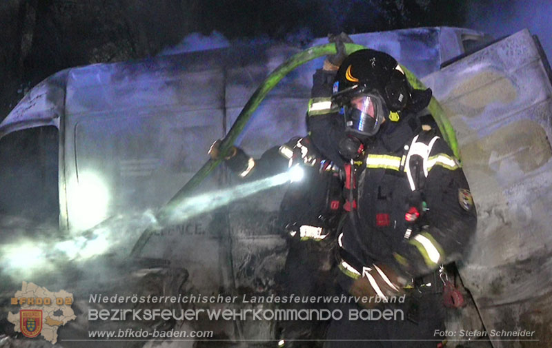 20260404_Mehrere Fahrzeuge auf einem Firmenareal in Traiskirchen-Möllersdorf in Brand geraten Foto: Stefan Schneider BFKDO BADEN 20260404_Mehrere Fahrzeuge auf einem Firmenareal in Traiskirchen-Möllersdorf in Brand geraten Foto: Stefan Schneider BFKDO BADEN