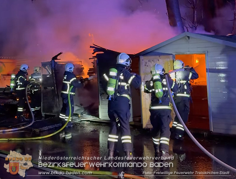 20260409_Brand von Gartenhütten in Traiskirchen Foto: FF Traiskirchen-Stadt 20260409_Brand von Gartenhütten in Traiskirchen Foto: FF Traiskirchen-Stadt