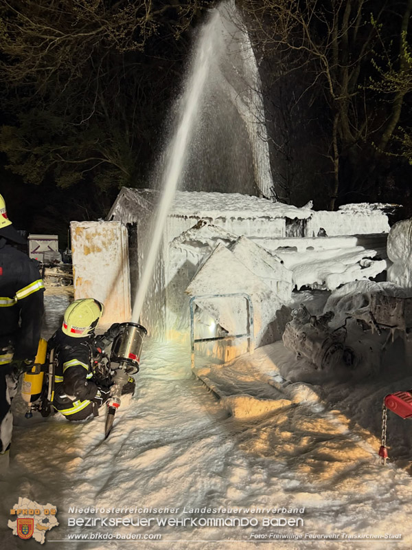 20260409_Brand von Gartenh�tten in Traiskirchen Foto: FF Traiskirchen-Stadt