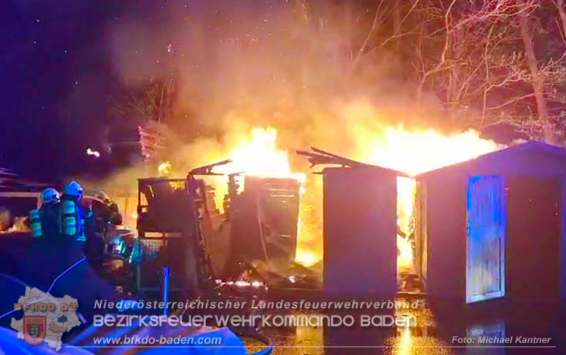 20260409_Brand von Gartenhütten in Traiskirchen Foto: Michael Kantner 20260409_Brand von Gartenhütten in Traiskirchen Foto: Michael Kantner