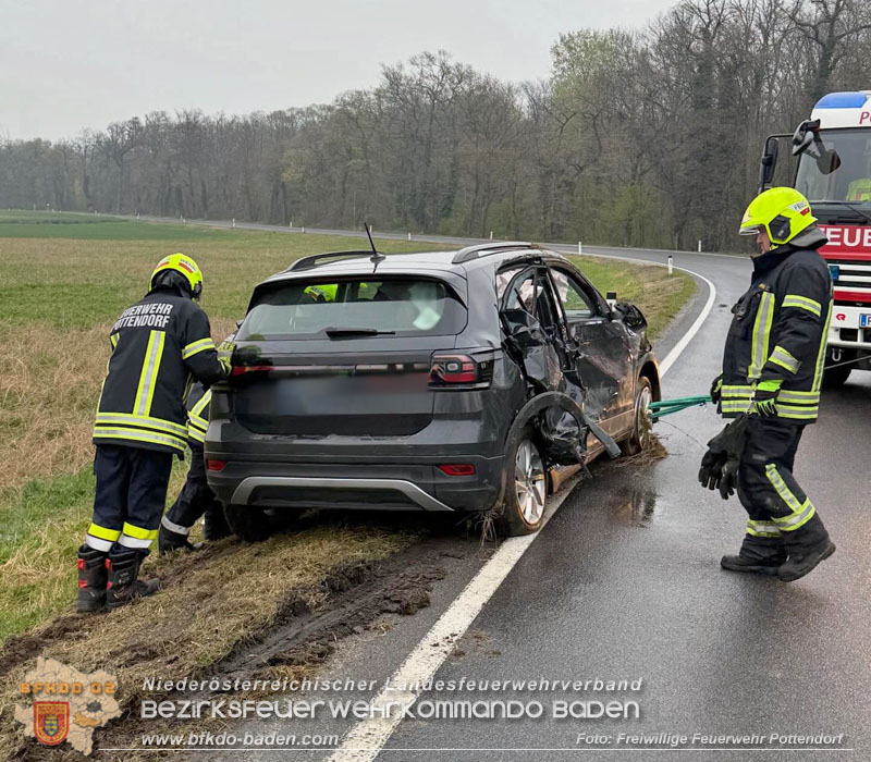 20260410_Alarmstufe T3 ausgelöst wegen Verkehrsunfall auf der L157 bei Pottendorf 20260410_Alarmstufe T3 ausgelöst wegen Verkehrsunfall auf der L157 bei Pottendorf