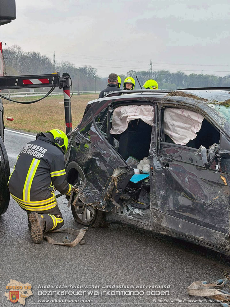 20260410_Alarmstufe T3 ausgelöst wegen Verkehrsunfall auf der L157 bei Pottendorf 20260410_Alarmstufe T3 ausgelöst wegen Verkehrsunfall auf der L157 bei Pottendorf