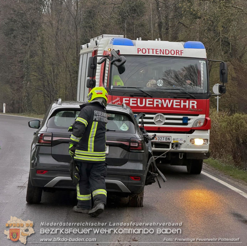 20260410_Alarmstufe T3 ausgelöst wegen Verkehrsunfall auf der L157 bei Pottendorf 20260410_Alarmstufe T3 ausgelöst wegen Verkehrsunfall auf der L157 bei Pottendorf