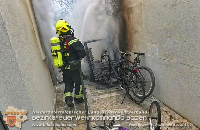 20260413_Brand zweier Hausfassaden in Baden im Ortsteil Weikersdorf Foto: FF Baden-Stadt 20260413_Brand zweier Hausfassaden in Baden im Ortsteil Weikersdorf Foto: FF Baden-Stadt