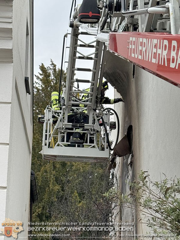 20260413_Brand zweier Hausfassaden in Baden im Ortsteil Weikersdorf Foto: FF Baden-Stadt  20260413_Brand zweier Hausfassaden in Baden im Ortsteil Weikersdorf Foto: FF Baden-Stadt