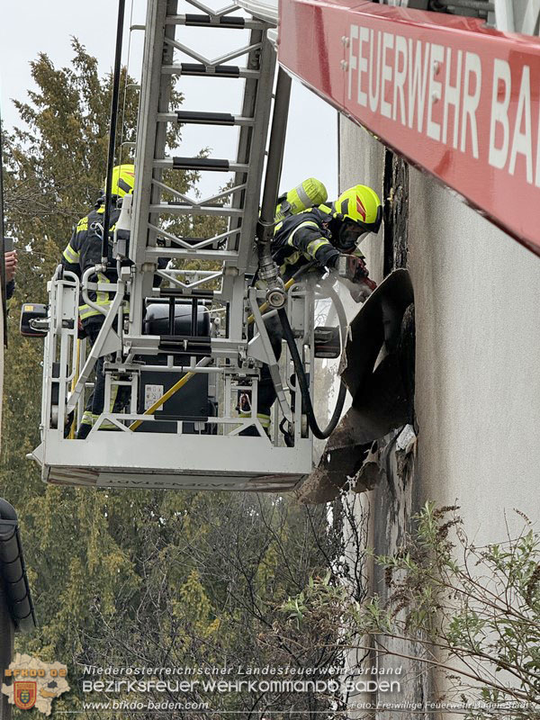 20260413_Brand zweier Hausfassaden in Baden im Ortsteil Weikersdorf Foto: FF Baden-Stadt  20260413_Brand zweier Hausfassaden in Baden im Ortsteil Weikersdorf Foto: FF Baden-Stadt