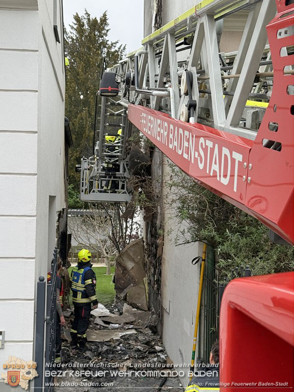 20260413_Brand zweier Hausfassaden in Baden im Ortsteil Weikersdorf Foto: FF Baden-Stadt 20260413_Brand zweier Hausfassaden in Baden im Ortsteil Weikersdorf Foto: FF Baden-Stadt