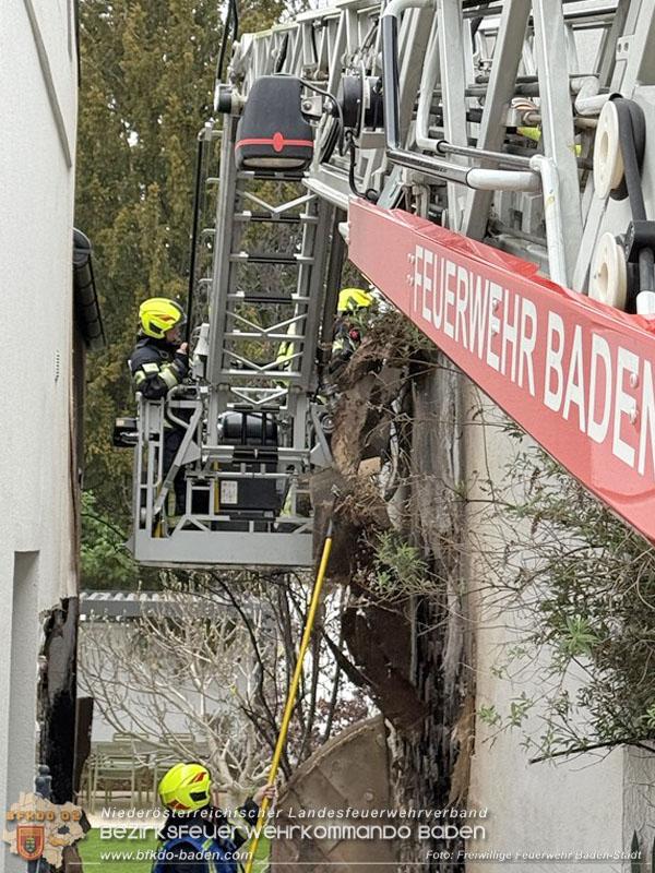 20260413_Brand zweier Hausfassaden in Baden im Ortsteil Weikersdorf Foto: FF Baden-Stadt 20260413_Brand zweier Hausfassaden in Baden im Ortsteil Weikersdorf Foto: FF Baden-Stadt