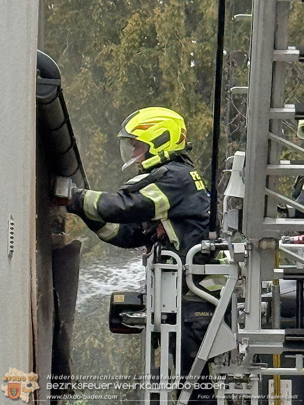 20260413_Brand zweier Hausfassaden in Baden im Ortsteil Weikersdorf Foto: FF Baden-Stadt 20260413_Brand zweier Hausfassaden in Baden im Ortsteil Weikersdorf Foto: FF Baden-Stadt