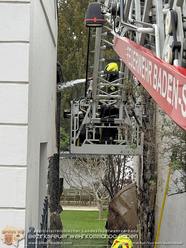 20260413_Brand zweier Hausfassaden in Baden im Ortsteil Weikersdorf Foto: FF Baden-Stadt 20260413_Brand zweier Hausfassaden in Baden im Ortsteil Weikersdorf Foto: FF Baden-Stadt