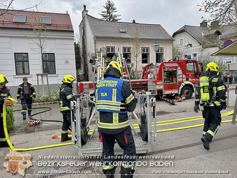 20260413_Brand zweier Hausfassaden in Baden im Ortsteil Weikersdorf Foto: FF Baden-Stadt 20260413_Brand zweier Hausfassaden in Baden im Ortsteil Weikersdorf Foto: FF Baden-Stadt