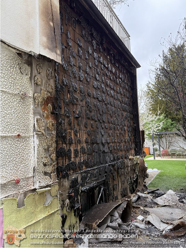 20260413_Brand zweier Hausfassaden in Baden im Ortsteil Weikersdorf Foto: FF Baden-Stadt 20260413_Brand zweier Hausfassaden in Baden im Ortsteil Weikersdorf Foto: FF Baden-Stadt