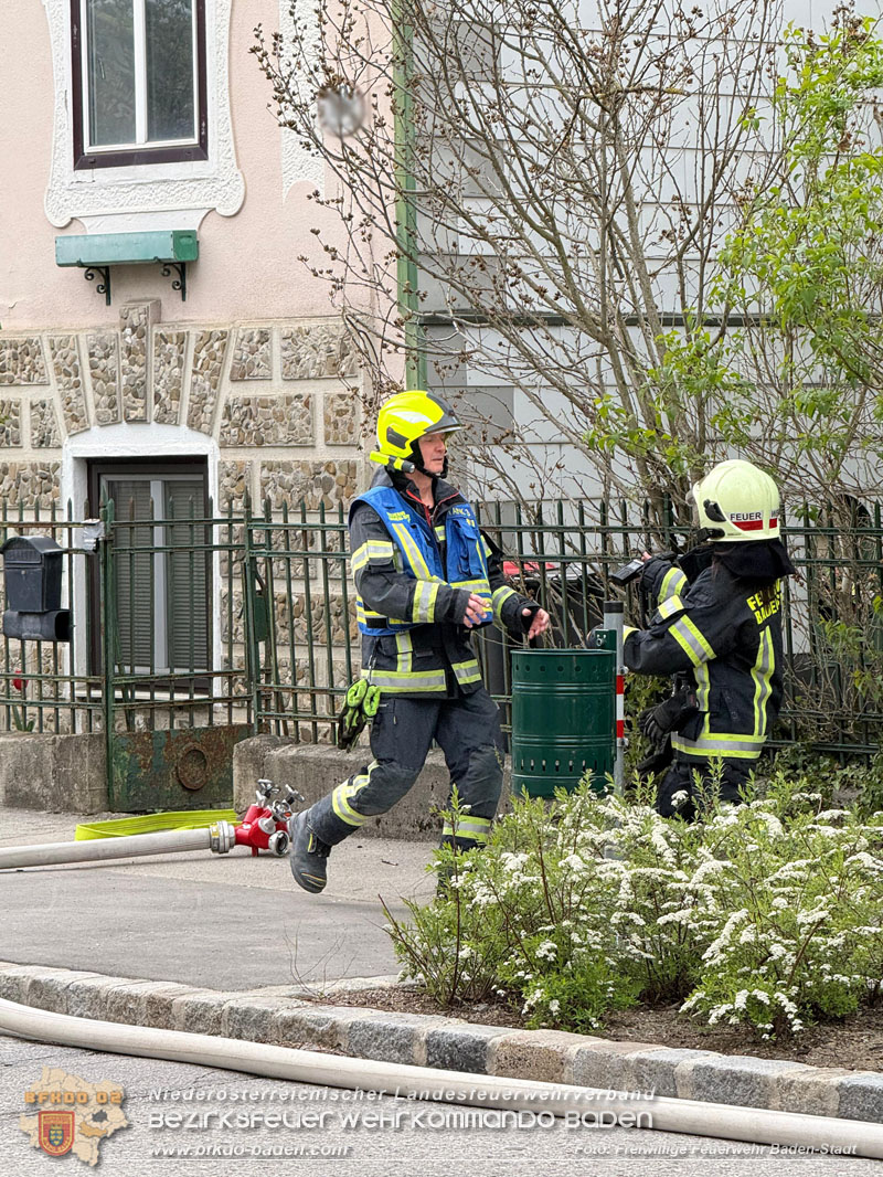 20260413_Brand zweier Hausfassaden in Baden im Ortsteil Weikersdorf Foto: FF Baden-Stadt 20260413_Brand zweier Hausfassaden in Baden im Ortsteil Weikersdorf Foto: FF Baden-Stadt 20260413_Brand zweier Hausfassaden in Baden im Ortsteil Weikersdorf Foto: FF Baden-Stadt 20260413_Brand zweier Hausfassaden in Baden im Ortsteil Weikersdorf Foto: FF Baden-Stadt