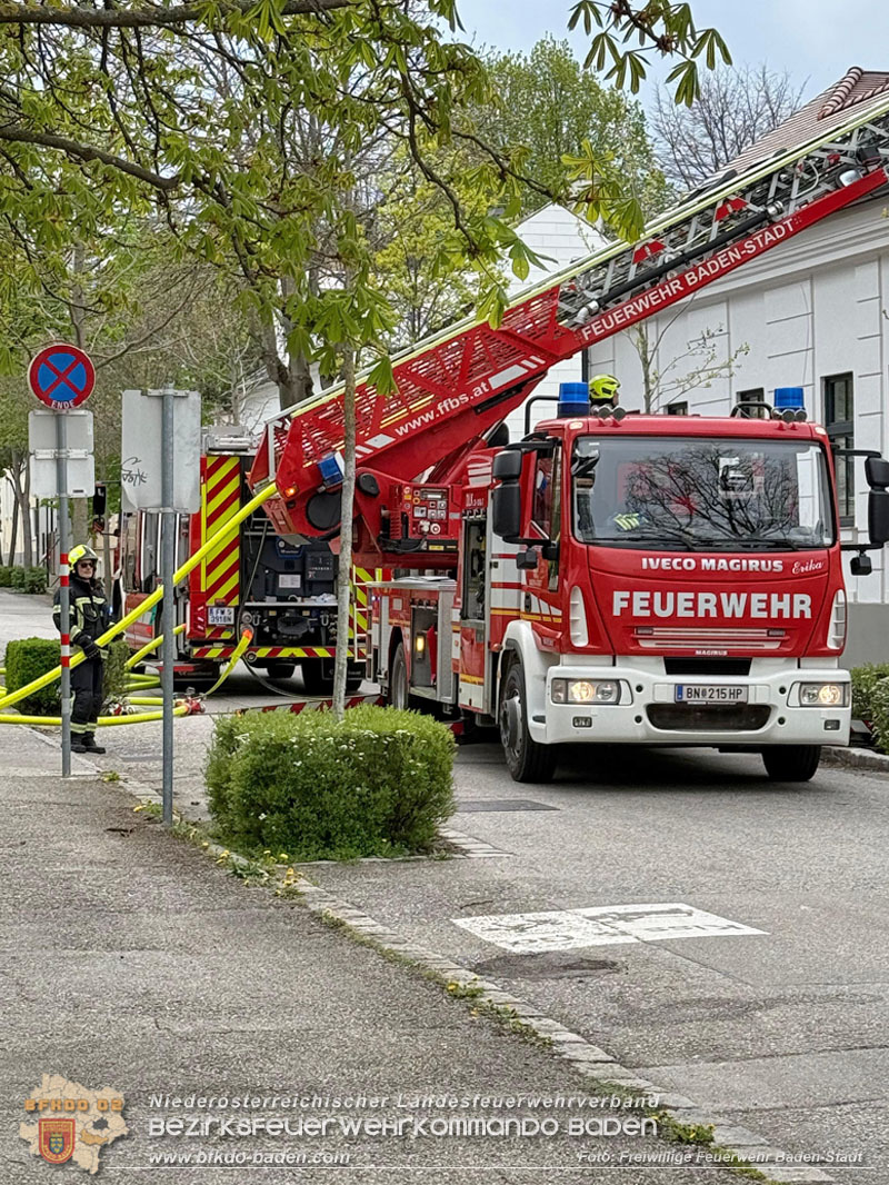 20260413_Brand zweier Hausfassaden in Baden im Ortsteil Weikersdorf Foto: FF Baden-Stadt 20260413_Brand zweier Hausfassaden in Baden im Ortsteil Weikersdorf Foto: FF Baden-Stadt 20260413_Brand zweier Hausfassaden in Baden im Ortsteil Weikersdorf Foto: FF Baden-Stadt 20260413_Brand zweier Hausfassaden in Baden im Ortsteil Weikersdorf Foto: FF Baden-Stadt