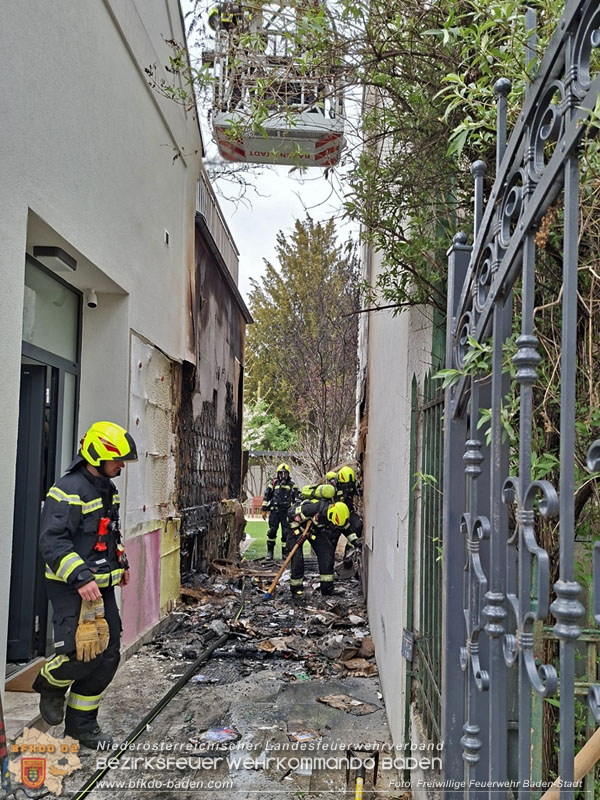 20260413_Brand zweier Hausfassaden in Baden im Ortsteil Weikersdorf Foto: FF Baden-Stadt 20260413_Brand zweier Hausfassaden in Baden im Ortsteil Weikersdorf Foto: FF Baden-Stadt 20260413_Brand zweier Hausfassaden in Baden im Ortsteil Weikersdorf Foto: FF Baden-Stadt 20260413_Brand zweier Hausfassaden in Baden im Ortsteil Weikersdorf Foto: FF Baden-Stadt