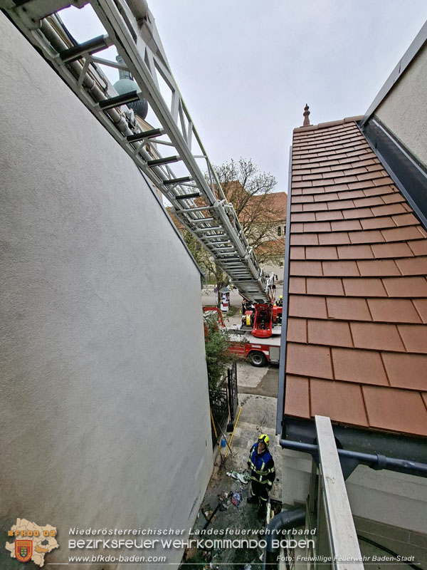 20260413_Brand zweier Hausfassaden in Baden im Ortsteil Weikersdorf Foto: FF Baden-Stadt 20260413_Brand zweier Hausfassaden in Baden im Ortsteil Weikersdorf Foto: FF Baden-Stadt 20260413_Brand zweier Hausfassaden in Baden im Ortsteil Weikersdorf Foto: FF Baden-Stadt 20260413_Brand zweier Hausfassaden in Baden im Ortsteil Weikersdorf Foto: FF Baden-Stadt