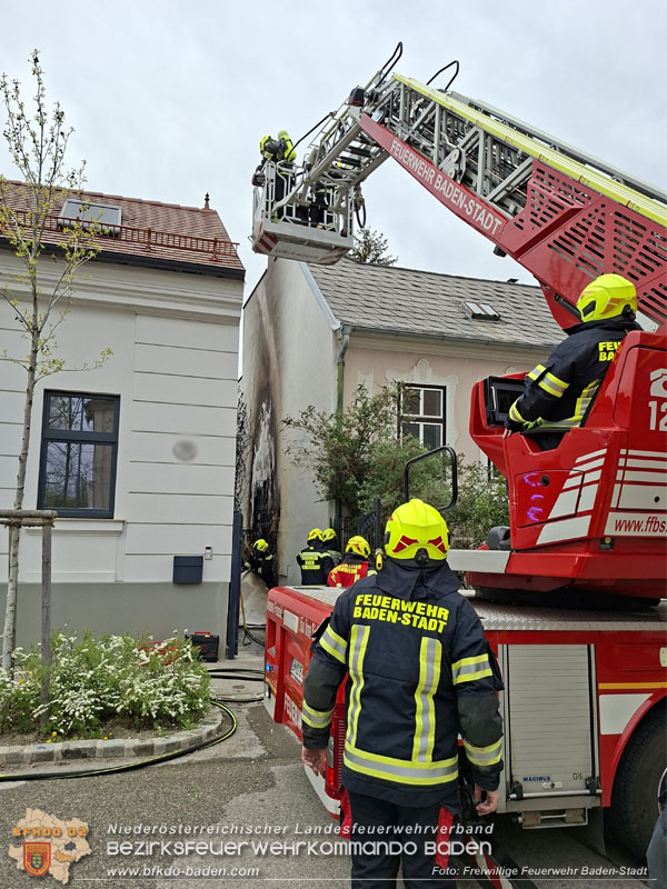 20260413_Brand zweier Hausfassaden in Baden im Ortsteil Weikersdorf Foto: FF Baden-Stadt 20260413_Brand zweier Hausfassaden in Baden im Ortsteil Weikersdorf Foto: FF Baden-Stadt 20260413_Brand zweier Hausfassaden in Baden im Ortsteil Weikersdorf Foto: FF Baden-Stadt 20260413_Brand zweier Hausfassaden in Baden im Ortsteil Weikersdorf Foto: FF Baden-Stadt