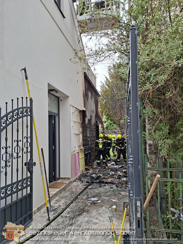 20260413_Brand zweier Hausfassaden in Baden im Ortsteil Weikersdorf Foto: FF Baden-Stadt 20260413_Brand zweier Hausfassaden in Baden im Ortsteil Weikersdorf Foto: FF Baden-Stadt 20260413_Brand zweier Hausfassaden in Baden im Ortsteil Weikersdorf Foto: FF Baden-Stadt 20260413_Brand zweier Hausfassaden in Baden im Ortsteil Weikersdorf Foto: FF Baden-Stadt