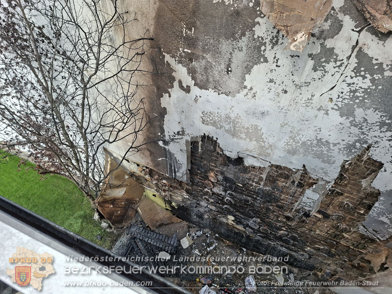20260413_Brand zweier Hausfassaden in Baden im Ortsteil Weikersdorf Foto: FF Baden-Stadt 20260413_Brand zweier Hausfassaden in Baden im Ortsteil Weikersdorf Foto: FF Baden-Stadt 20260413_Brand zweier Hausfassaden in Baden im Ortsteil Weikersdorf Foto: FF Baden-Stadt 20260413_Brand zweier Hausfassaden in Baden im Ortsteil Weikersdorf Foto: FF Baden-Stadt