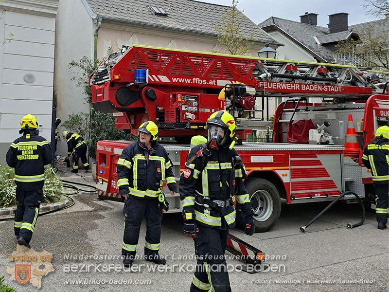 20260413_Brand zweier Hausfassaden in Baden im Ortsteil Weikersdorf Foto: FF Baden-Stadt 20260413_Brand zweier Hausfassaden in Baden im Ortsteil Weikersdorf Foto: FF Baden-Stadt 20260413_Brand zweier Hausfassaden in Baden im Ortsteil Weikersdorf Foto: FF Baden-Stadt 20260413_Brand zweier Hausfassaden in Baden im Ortsteil Weikersdorf Foto: FF Baden-Stadt