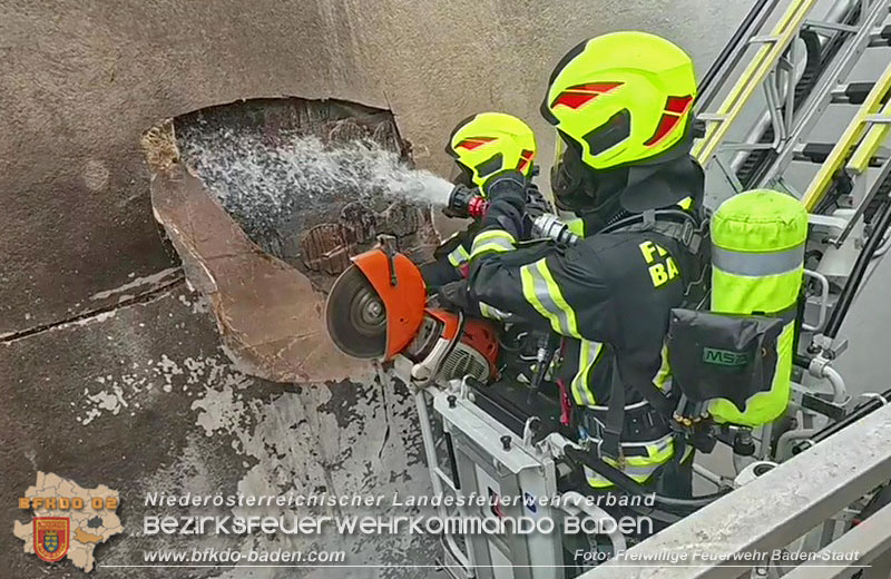 20260413_Brand zweier Hausfassaden in Baden im Ortsteil Weikersdorf Foto: FF Baden-Stadt 20260413_Brand zweier Hausfassaden in Baden im Ortsteil Weikersdorf Foto: FF Baden-Stadt 20260413_Brand zweier Hausfassaden in Baden im Ortsteil Weikersdorf Foto: FF Baden-Stadt 20260413_Brand zweier Hausfassaden in Baden im Ortsteil Weikersdorf Foto: FF Baden-Stadt