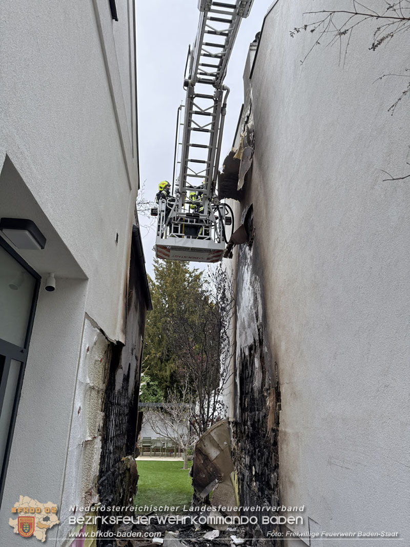 20260413_Brand zweier Hausfassaden in Baden im Ortsteil Weikersdorf Foto: FF Baden-Stadt 20260413_Brand zweier Hausfassaden in Baden im Ortsteil Weikersdorf Foto: FF Baden-Stadt