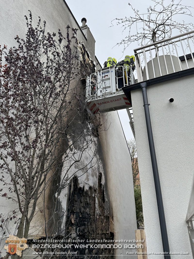 20260413_Brand zweier Hausfassaden in Baden im Ortsteil Weikersdorf Foto: FF Baden-Stadt 20260413_Brand zweier Hausfassaden in Baden im Ortsteil Weikersdorf Foto: FF Baden-Stadt