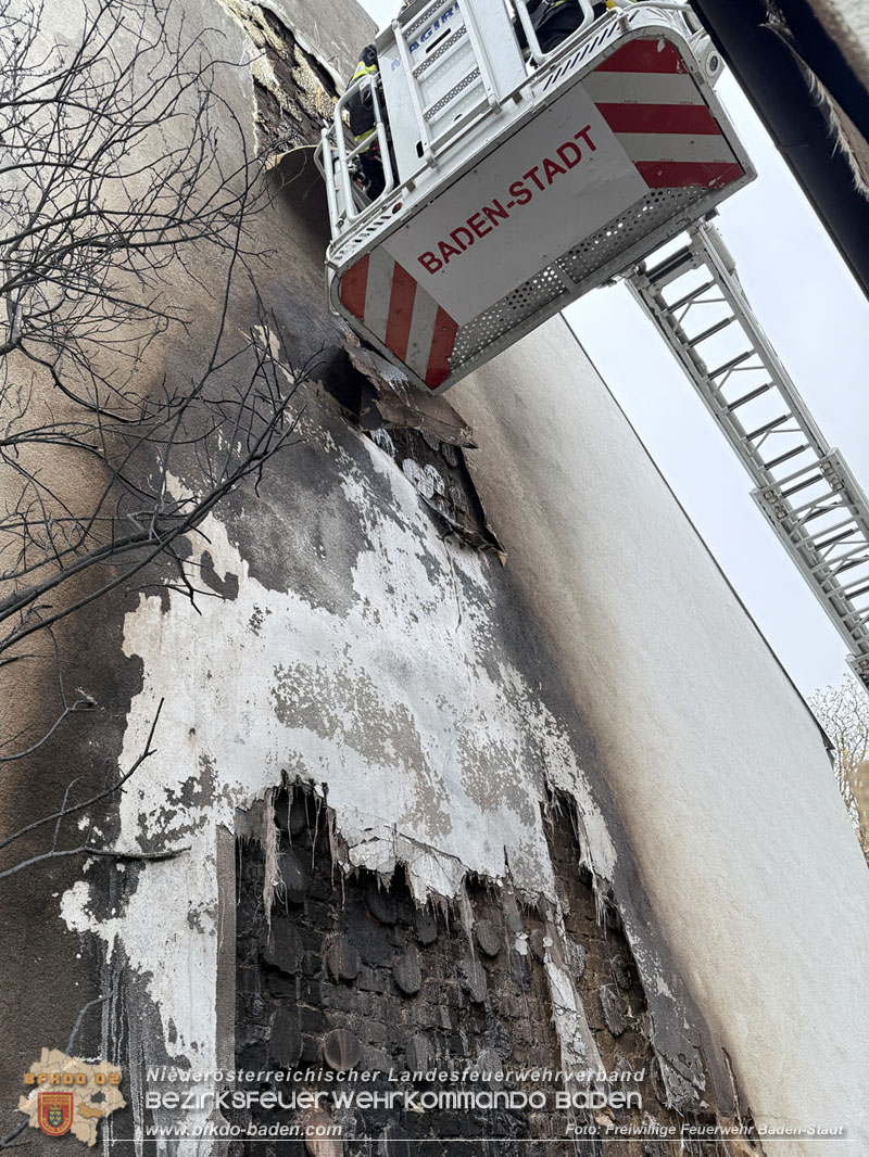 20260413_Brand zweier Hausfassaden in Baden im Ortsteil Weikersdorf Foto: FF Baden-Stadt 20260413_Brand zweier Hausfassaden in Baden im Ortsteil Weikersdorf Foto: FF Baden-Stadt