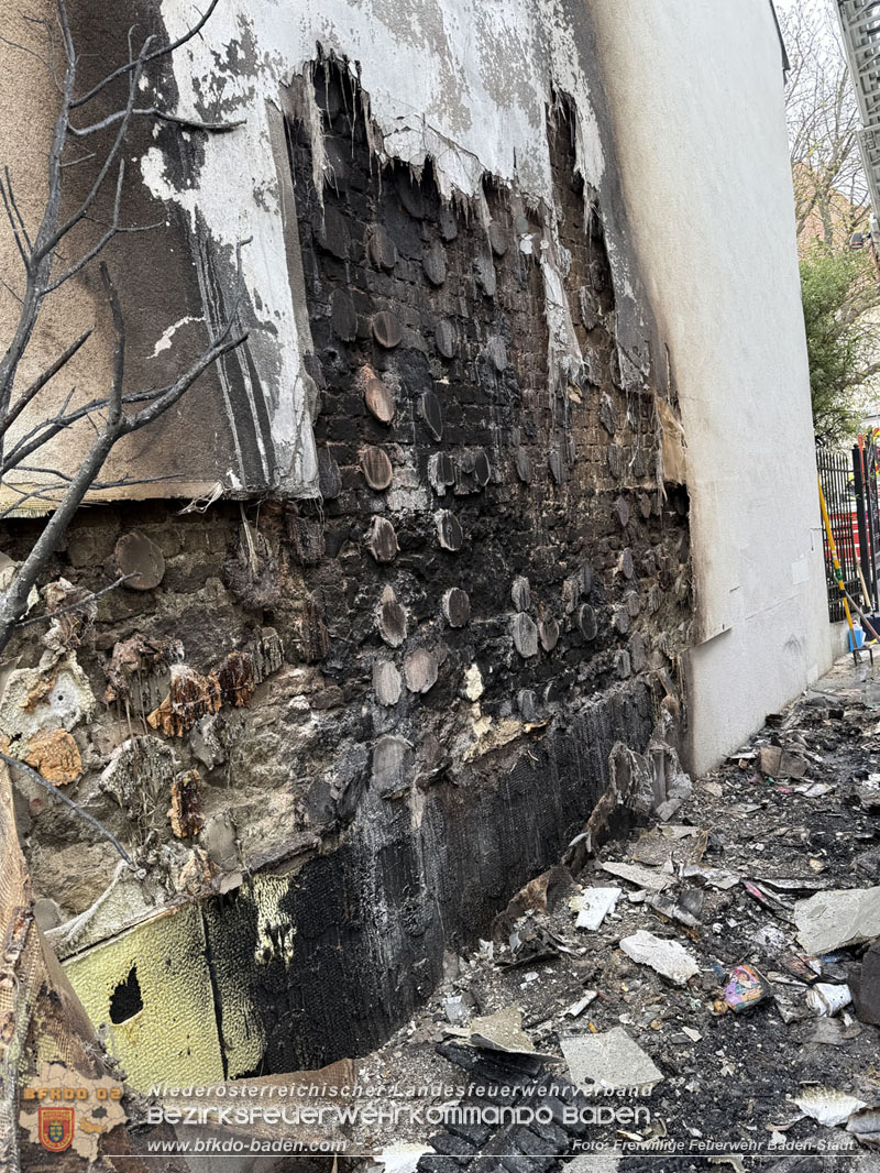 20260413_Brand zweier Hausfassaden in Baden im Ortsteil Weikersdorf Foto: FF Baden-Stadt 20260413_Brand zweier Hausfassaden in Baden im Ortsteil Weikersdorf Foto: FF Baden-Stadt