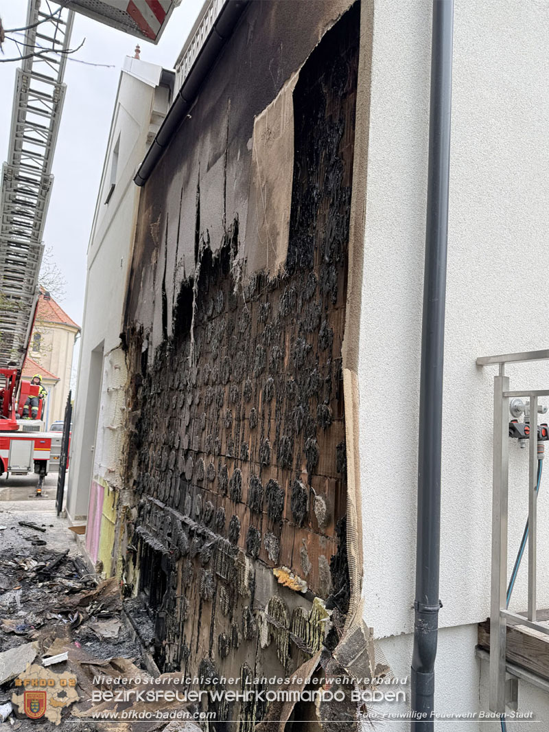 20260413_Brand zweier Hausfassaden in Baden im Ortsteil Weikersdorf Foto: FF Baden-Stadt 20260413_Brand zweier Hausfassaden in Baden im Ortsteil Weikersdorf Foto: FF Baden-Stadt