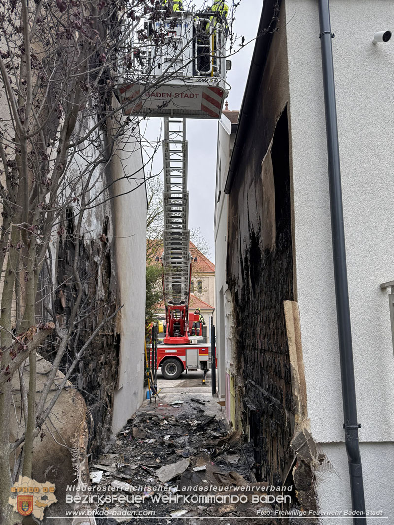 20260413_Brand zweier Hausfassaden in Baden im Ortsteil Weikersdorf Foto: FF Baden-Stadt 20260413_Brand zweier Hausfassaden in Baden im Ortsteil Weikersdorf Foto: FF Baden-Stadt