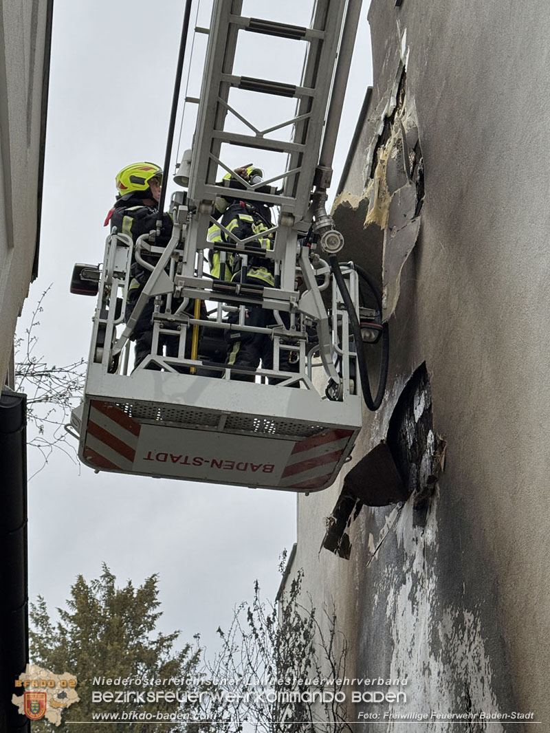 20260413_Brand zweier Hausfassaden in Baden im Ortsteil Weikersdorf Foto: FF Baden-Stadt 20260413_Brand zweier Hausfassaden in Baden im Ortsteil Weikersdorf Foto: FF Baden-Stadt