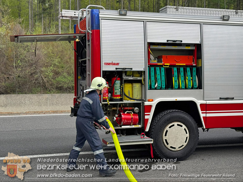 20260419_PKW-Brand auf der A21 im Bezirk BADEN  Foto: FF Alland