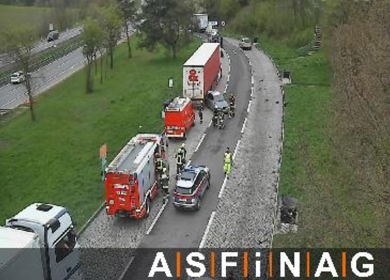 20260419_Schadstoffeinsatz entpuppt sich als VU mit medizinischem Notfall!