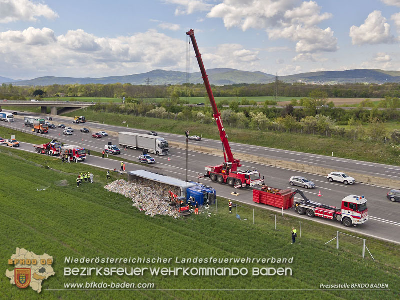 20260420_Schwerer Lkw-Unfall auf der A2 bei Traiskirchen  Foto: BFKDO BADEN
