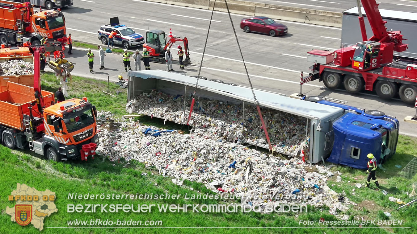 20260420_Schwerer Lkw-Unfall auf der A2 bei Traiskirchen  Foto: BFKDO BADEN