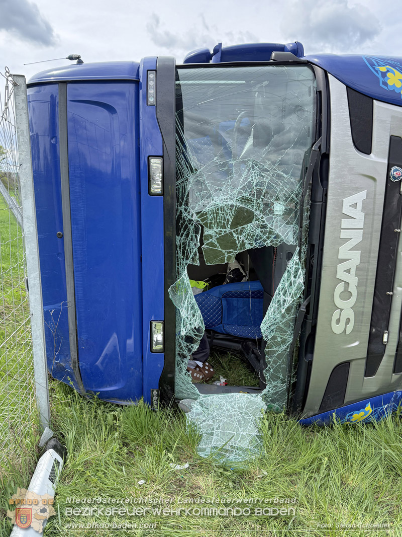 20260420_Schwerer Lkw-Unfall auf der A2 bei Traiskirchen Foto: Stefan Schneider BFKDO BADEN