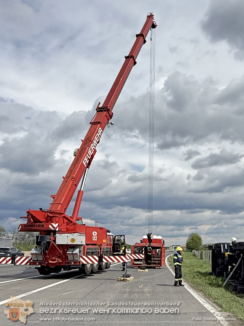 20260420_Schwerer Lkw-Unfall auf der A2 bei Traiskirchen Foto: Stefan Schneider BFKDO BADEN