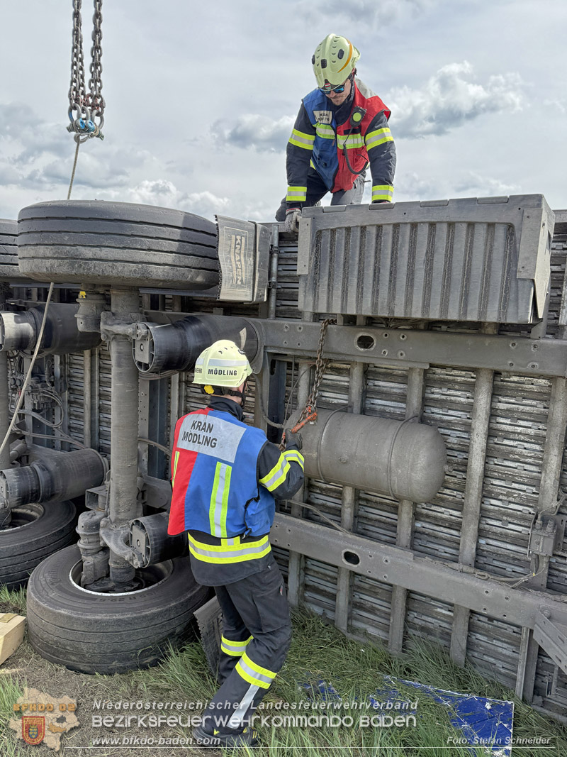 20260420_Schwerer Lkw-Unfall auf der A2 bei Traiskirchen Foto: Stefan Schneider BFKDO BADEN