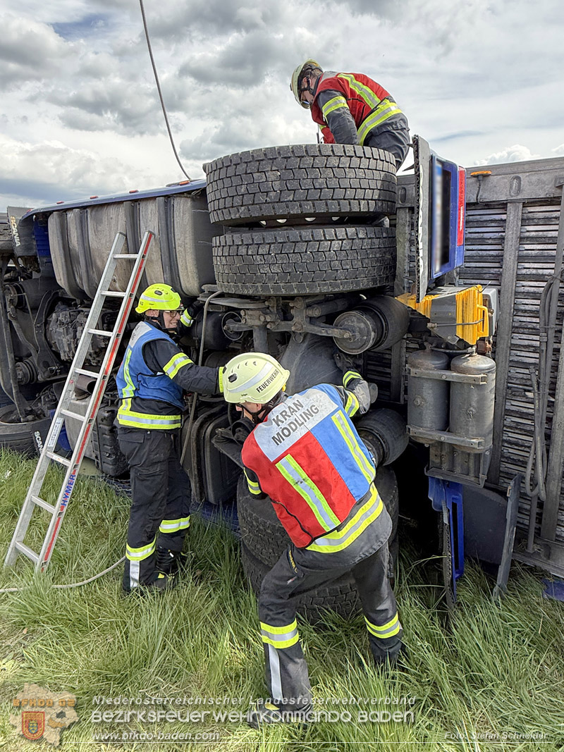 20260420_Schwerer Lkw-Unfall auf der A2 bei Traiskirchen Foto: Stefan Schneider BFKDO BADEN