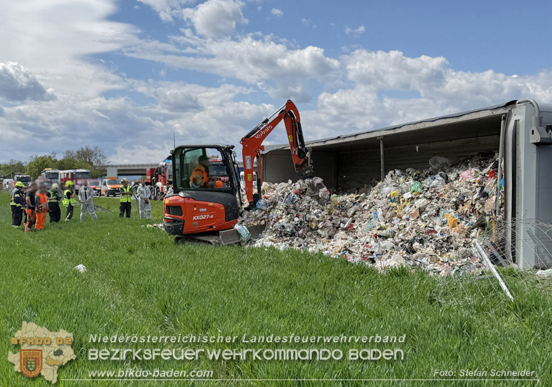 20260420_Schwerer Lkw-Unfall auf der A2 bei Traiskirchen Foto: Stefan Schneider BFKDO BADEN