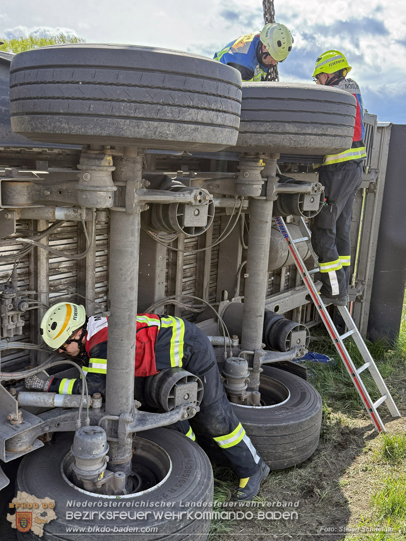 20260420_Schwerer Lkw-Unfall auf der A2 bei Traiskirchen Foto: Stefan Schneider BFKDO BADEN