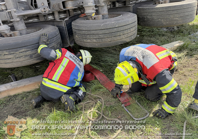 20260420_Schwerer Lkw-Unfall auf der A2 bei Traiskirchen Foto: Stefan Schneider BFKDO BADEN