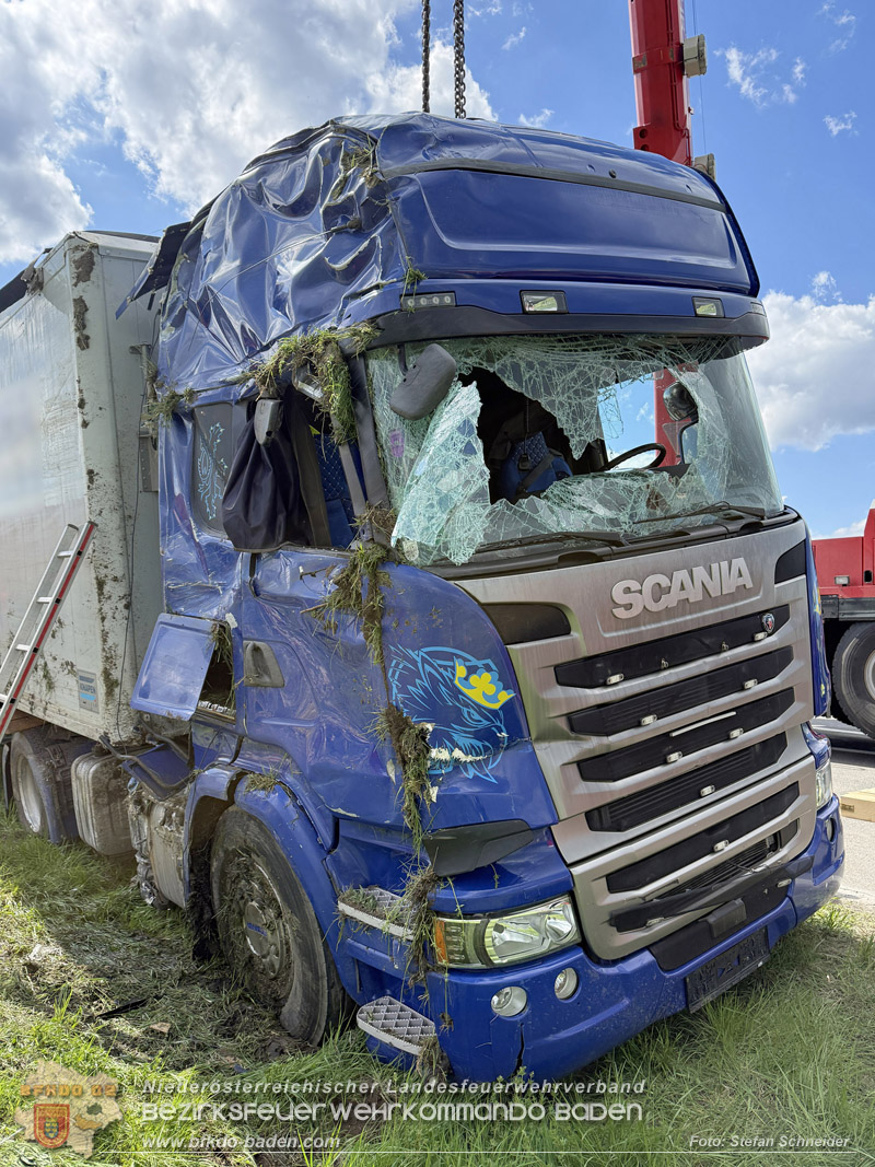 20260420_Schwerer Lkw-Unfall auf der A2 bei Traiskirchen Foto: Stefan Schneider BFKDO BADEN