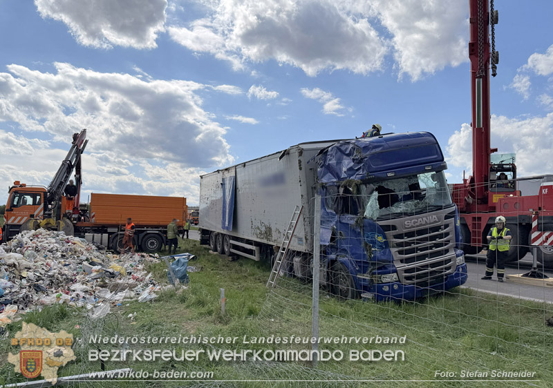 20260420_Schwerer Lkw-Unfall auf der A2 bei Traiskirchen Foto: Stefan Schneider BFKDO BADEN