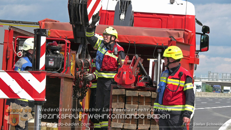 20260420_Schwerer Lkw-Unfall auf der A2 bei Traiskirchen Foto: Stefan Schneider BFKDO BADEN