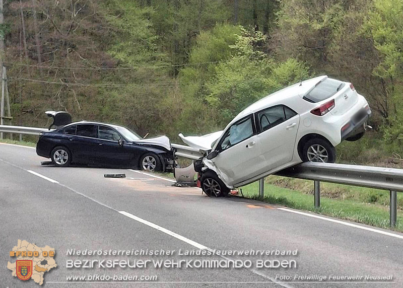 20260423_Frontalzusammensto� zweier PKW auf der L4020 zwischen Neusiedl und Hernstein   Foto: FF Neusiedl